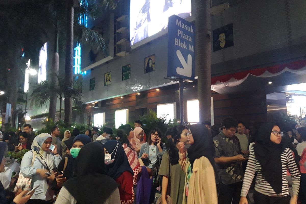 Pengunjung Plaza Blok M berhamburan keluar ketika terjadi gempa, Jakarta (2/8/2019).