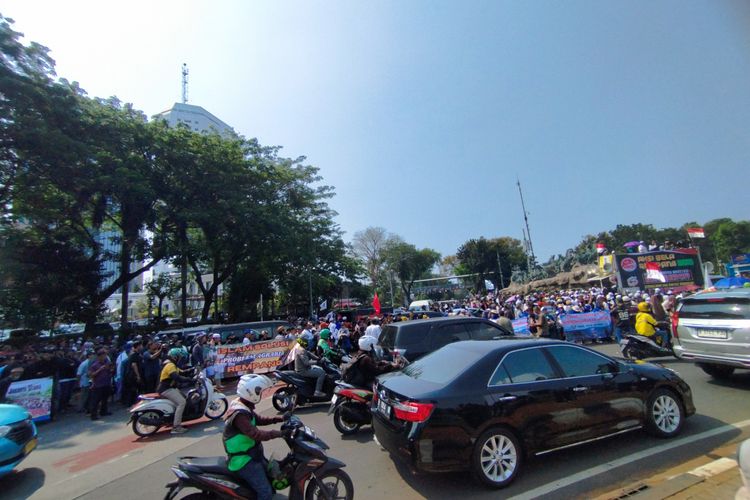 Peserta aksi Bela Rempang tumpah ruah di kawasan Patung Kuda Arjuna Wiwaha, Gambir, Jakarta Pusat, Rabu (20/9/2023). (KOMPAS.com/XENA OLIVIA)