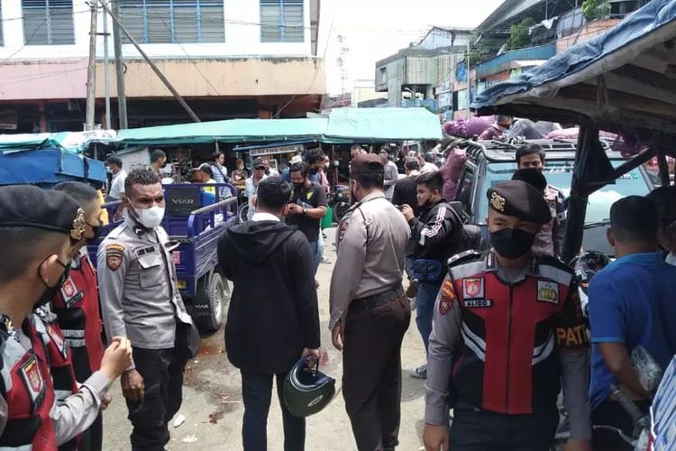 Polisi melakukan penyelidikan di lokasi terjadinya perkelahian berdarah di Pasar Lama, Banjarmasin yang menewaskan satu orang, Senin (11/4/2022). 