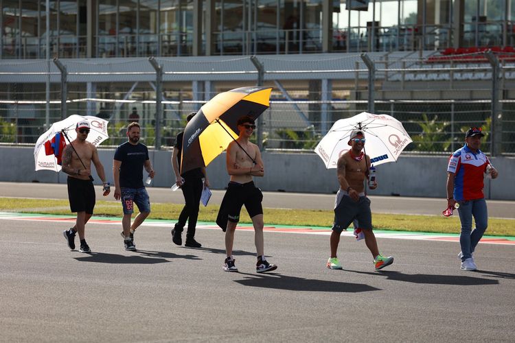 Beberapa rider MotoGP menuntaskan track walk keliling lintasan Sirkuit Mandalika pada Kamis (17/3/2022).