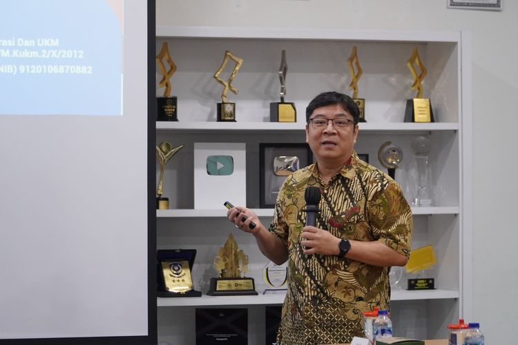 Hendwi Wijaya, Ketua  Pengurus KSP Maju Wijaya saat memaparkan perkenalan Koperasi Maju Wijaya di Menara Kompas, Kamis (19/10/2023).