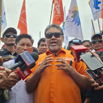 Presiden KSPI dan Partai Buruh, Said Iqbal saat memberikan keterangan kepada wartawan dalam aksi unjuk rasa buruh di depan Gedung DPR RI, Senayan, Jakarta Pusat, Kamis (15/1/2026)
