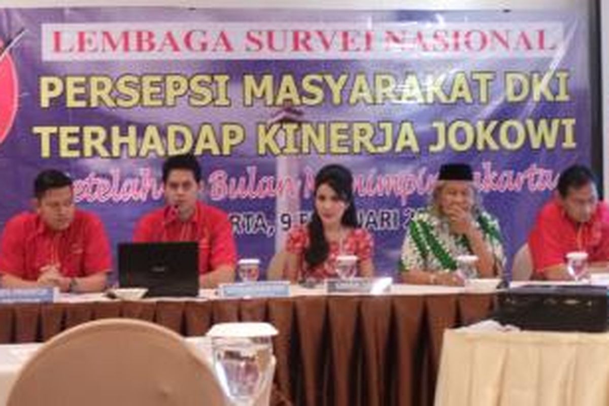 Lembaga Survei Nasional (LSN) menyampaikan hasil survei mengenai persepsi masyarakat DKI Jakarta terhadap kinerja Gubernur DKI Jakarta Joko Widodo di Hotel Atlet, Jakarta, Minggu (9/2/2014). Dari kiri ke kanan, peneliti LSN Dipa Pradipta, peneliti LSN Gema Nusantara, moderator Cheria, budayawan Betawi Ridwan Saidi, dan Manajer Riset LSN Deni Ramdani.