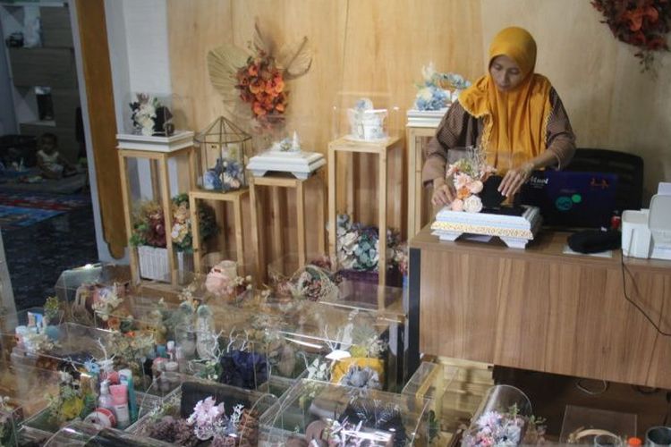 Perajin jasa seserahan dan mahar pernikahan menunjukkan orderan dari pelanggan di Cirebon, Jawa Barat, Sabtu (6/5/2023).