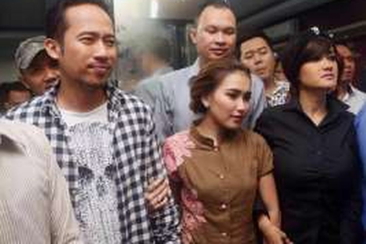 Denny Cagur, Ayu Ting Ting dan Julia Perez usai menjalani rangkaian pemeriksaan di Direktorat Reserse Kriminal Umum, Polda Metro Jaya, Jakarta Pusat, Senin (21/3/2016). 