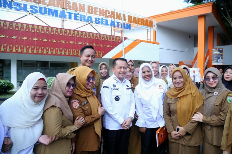 Penjabat (Pj) Gubernur Sumatera Selatan (Sumsel) Agus Fatoni melakukan inspeksi mendadak (sidak) ke sejumlah kantor organisasi perangkat daerah (OPD) di lingkungan Pemerintah Provinsi (Pemprov) Sumsel, Selasa (16/4/2024).