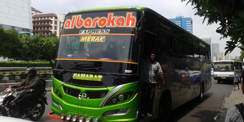 Sebuah bus Telolet melintas di jalan S Parman, Jakarta Barat. Suara klakson yang unik menjadi buruan anak belasan tahun yang rela menunggu hingga berjam-jam