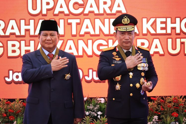 Menteri Pertahanan RI sekaligus presiden terpilih Prabowo Subianto menerima tanda kehormatan Bintang Bhayangkara Utama dari Polri.  Penyematan tanda kehormatan itu dilakukan Kapolri Jenderal Listyo Sigit Prabowo di Ruang Rapat Utama Markas Besar (Mabes) Polri, Jakarta Selatan, Kamis (20/6/2024) siang.