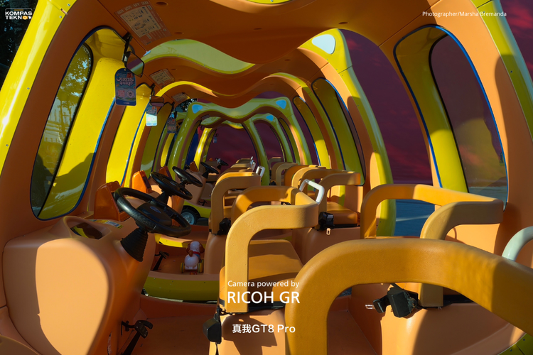 Hasil foto menggunakan kamera Realme GT 8 Pro x Ricoh dengan tone Positive Film, menampilkan kontras warna yang kuat  dan tajam pada objek mobil berwarna kuning. 