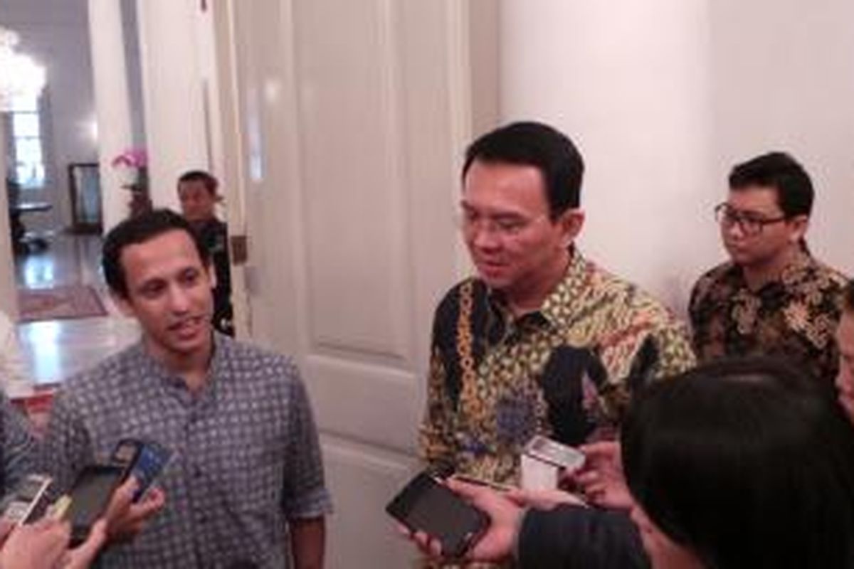 Gubernur DKI Jakarta Basuki Tjahaja Purnama (kanan) bersama CEO PT Go-Jek Indonesia Nadiem Makarim, di Balai Kota, Selasa (17/2/2015).