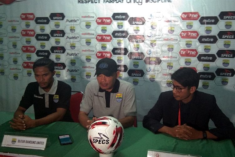 Pelatih Blitar Bandung United, Liestiadi (tengah), bersama pemainnya Samsul Pelu (kiri) dalam konferensi pers pertandingan dengan Sriwijaya FC, Senin (5/8/2019). 