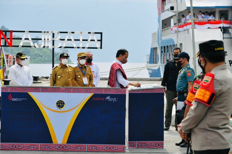 Presiden Joko Widodo saat meresmikan tujuh pelabuhan penyeberangan dan empat kapal motor penumpang (KMP) di Kawasan Dermaga Pelabuhan Ajibata, Kabupaten Toba, pada Rabu (2/2/2022).