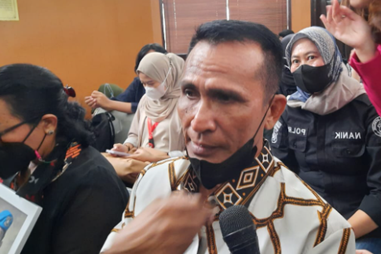 Ayah korban pembunuhan berencana Nofriansyah Yosua Hutabarat, Samuel Hutabarat saat menghadiri sidang putusan terdakwa Ricky Rizal dan Kuat Maruf di Pengadilan Negeri Jakarta Selatan, Selasa (14/2/2023).