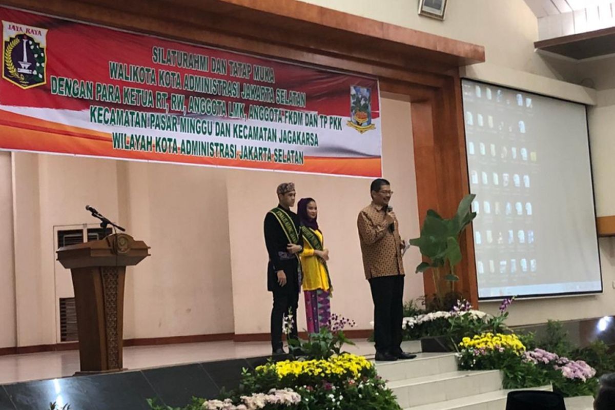 Wali Kota Jakarta Selatan Marullah Matali memberi pengarahan kepada RT, RW, LMK, FKDM, dan PKK di Sekolah Tinggi Perikanan, Pasar Minggu, Sabtu (20/10/2018). 