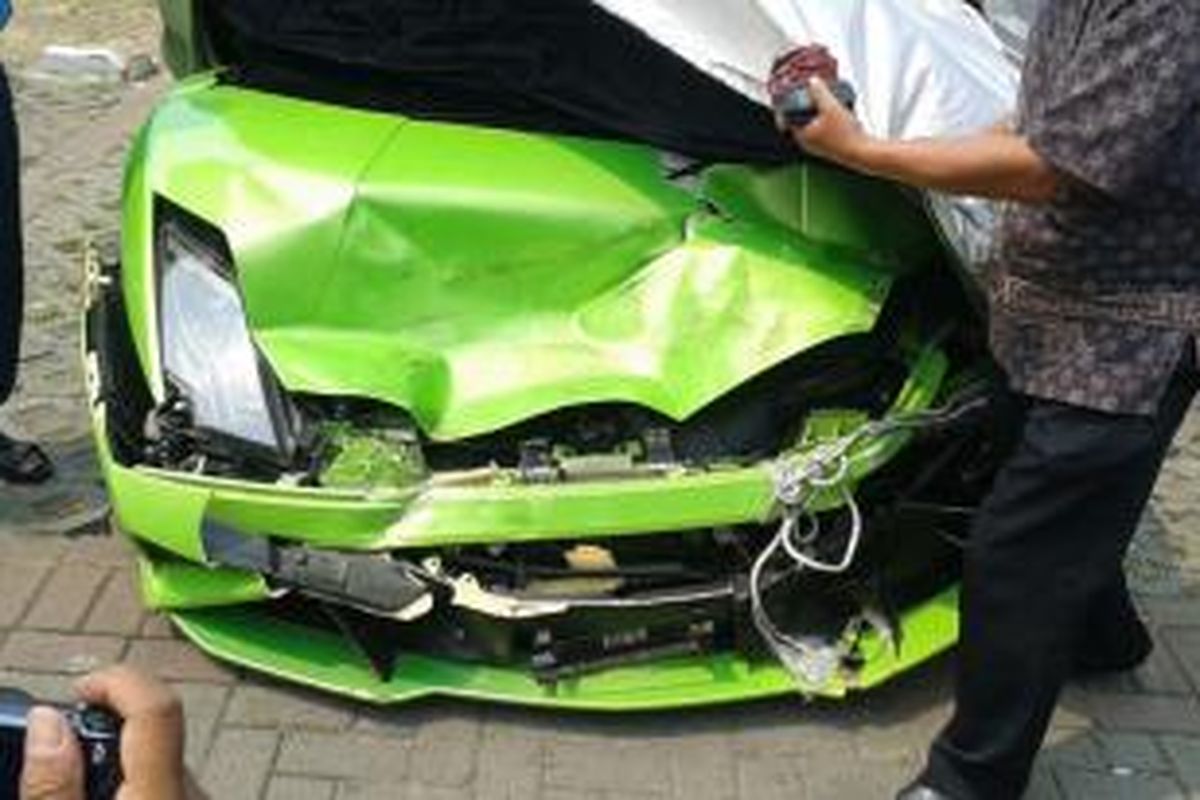 Mobil Lamborghini milik Hotman Paris Hutapea ringsek setelah kecelakaan, Minggu (5/10/2014)