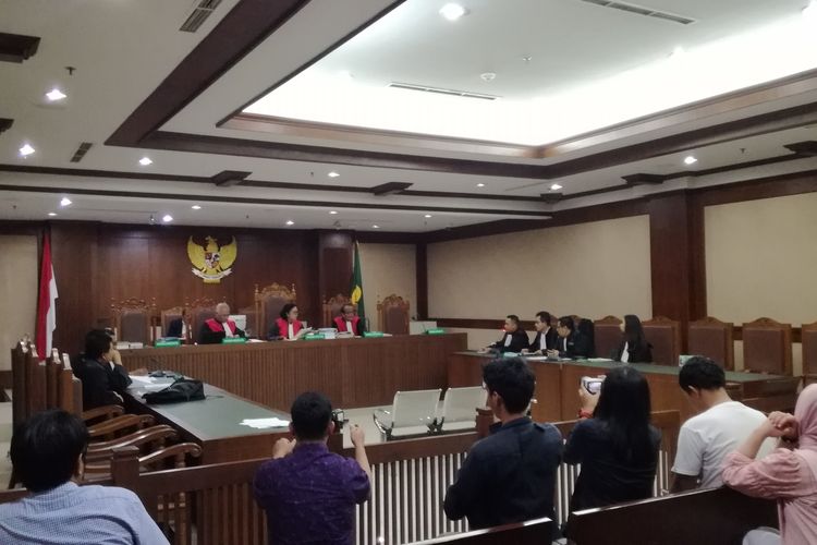 Sidang PK atas putusan kasasi yang memutus lepas terdakwa kasus Bantuan Likuiditas Bank Indonesia (BLBI) Syafruddin Arsyad Temenggung.