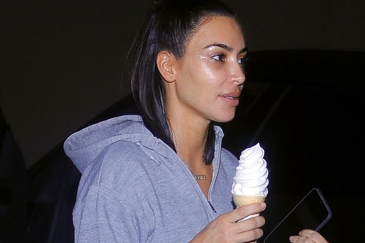 Kim Kardashian tampil dengan busana sederhana dan tanpa makeup.