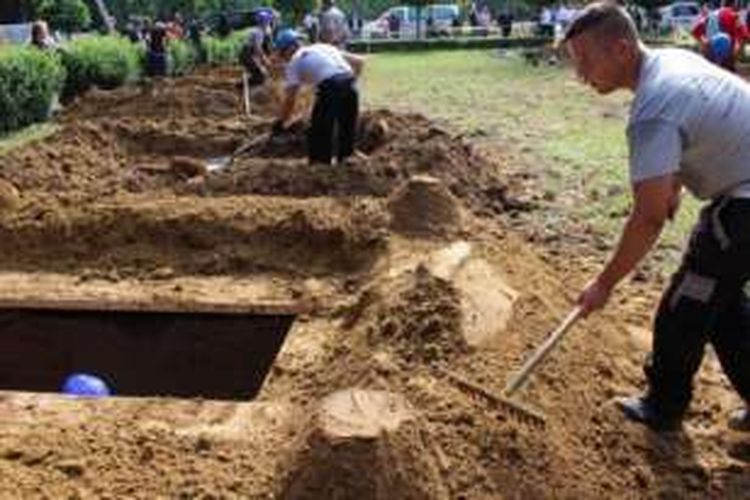 Para penggali kubur di Hungaria bertarung dalam sebuah kompetisi yang digelar di kota Debrecen, pekan lalu.