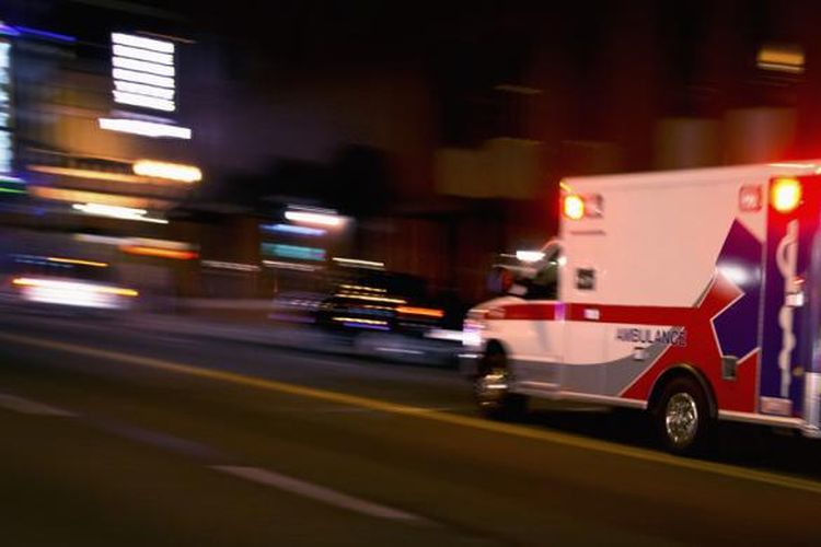 Terobos Lampu Merah, Mobil Tabrak Ambulans Pembawa Pasien Darurat di Singaraja Bali