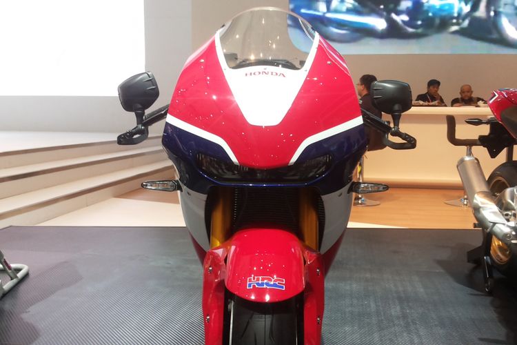 RC213V versi produksi massal yang dipajang di stan Honda pada hari ketiga pameran Indonesia International Motor Show (IIMS) 2018, JIExpo Kemayoran, Jakarta, Sabtu (21/4/2018).