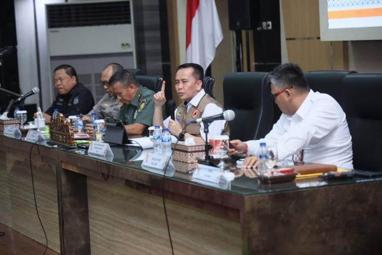 Penjabat (Pj) Gubernur Sumatera Selatan (Sumsel) Agus Fatoni saat memimpin Rapat Koordinasi (Rakor) Percepatan Pengendalian Karhutla di Auditorium Graha Bina Praja, Kota Palembang, Sumsel, Kamis (5/10/2023).

