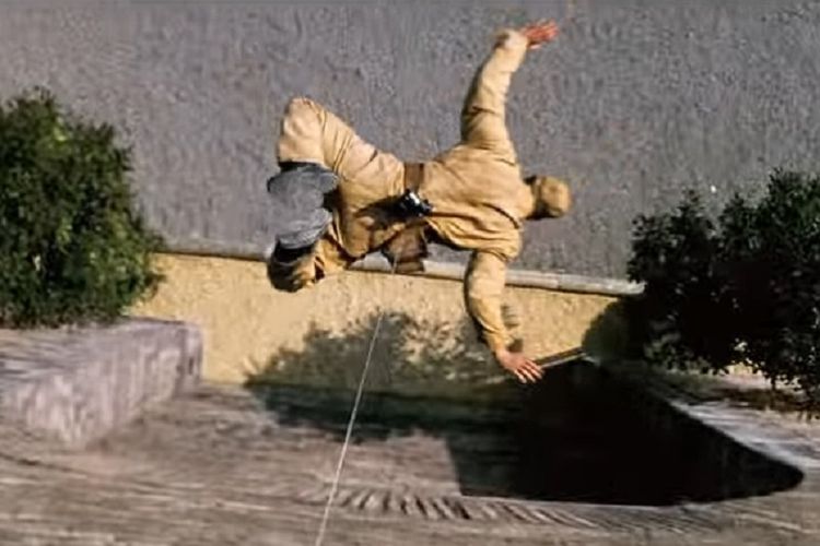 Aktor Tom Cruise terjun dari dinding tinggi dalam film Mission: Impossible III. Ujung tali pengamanan itu dipegangi banyak anggota tim produksi.