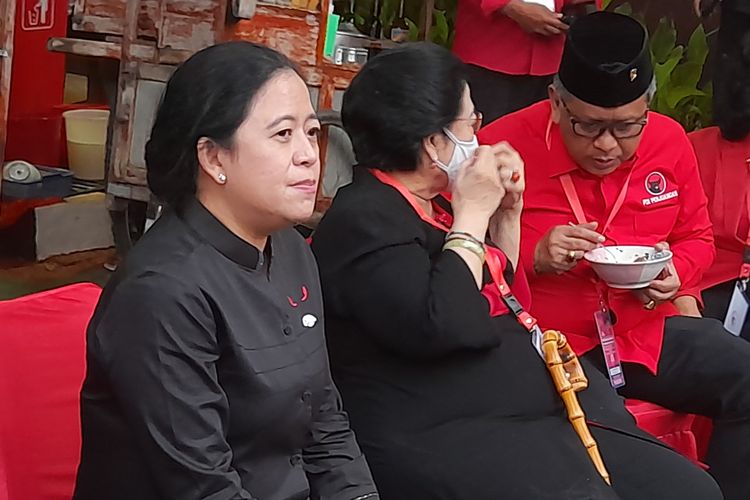 Ketua DPP PDI-P Puan Maharani saat makan bakso di Sekolah Partai, Lenteng Agung, Jakarta Selatan, Kamis (23/6/2022).