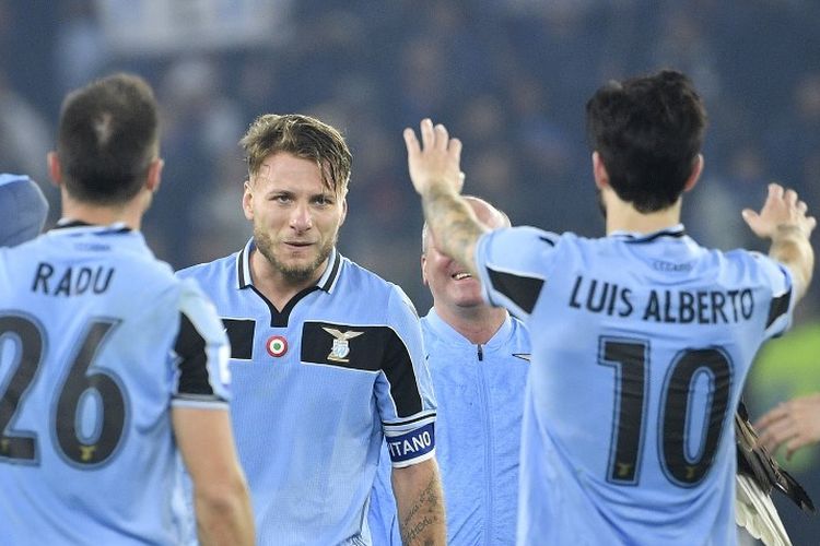 Pemain depan Italia asal Italia Ciro Immobile (tengah), pemain tengah Lazio asal Serbia Sergej Milinkovic-Savic (2ndL Rear) dan rekan satu tim merayakannya di akhir pertandingan sepak bola Serie A Italia Lazio Roma vs Inter Milan pada 16 Februari 2020 di stadion Olimpiade di Roma