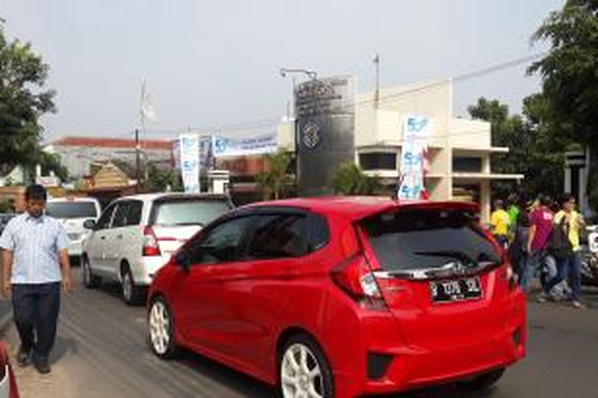 Lalu lintas di depam SMP Pangudi Luhur, Jalan Haji Nawi Raya, Jakarta Selatan, Sabtu (1/8/2015). Lalu lintas di jalan tersebut cukup padat seusai selesainya reuni akbar SMP PL.