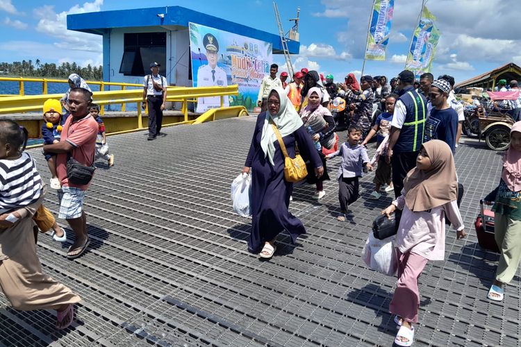 Ratusan warga Pulau Raas Madura mendapat tumpangan kapal gratis dari Pelabuhan Jangkar Situbondo, Provinsi Jawa Timur pada Selasa (2/4/2024).