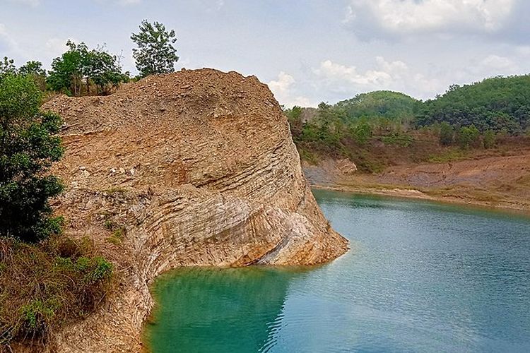 Danau Biru Pengaron di Kabupaten Banjar, Kalimantan Selatan
