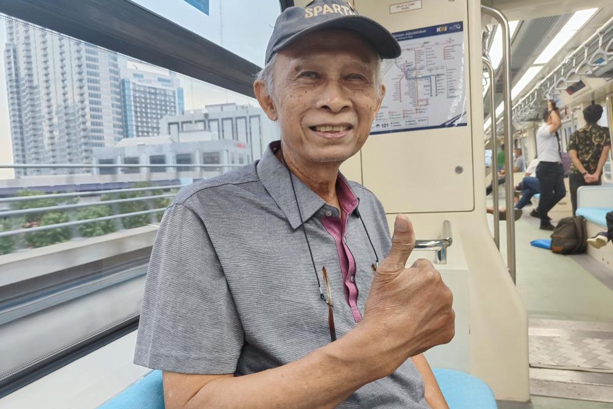 Suharto (75), salah satu penumpang LRT Jabodebek saat mencoba rute Bekasi-Jakarta