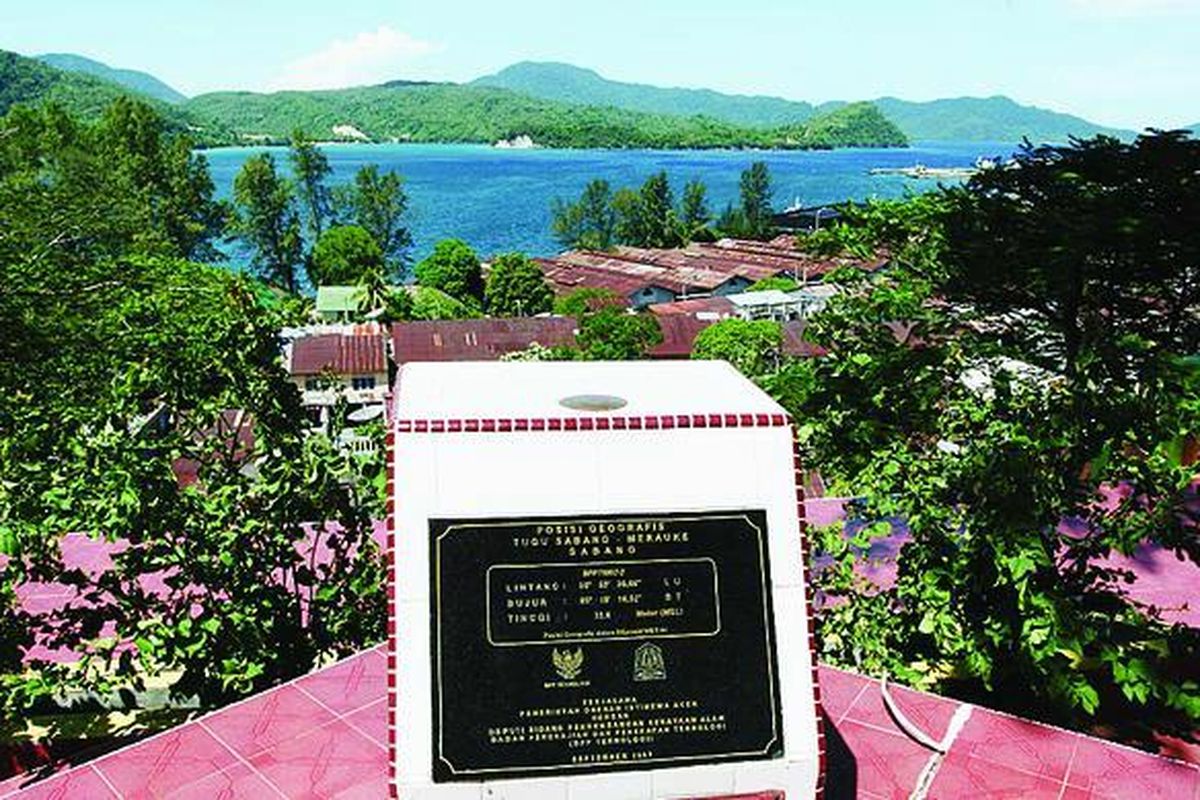 Tugu Sabang-Merauke di Sabang, Aceh, mencatat posisi geografis. Gambar diambil Agustus lalu.