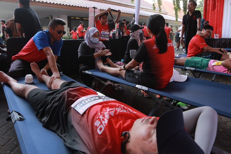 Sentuhan Inklusif di Soekarno Run Banyuwangi, Terapis Disabilitas Netra Bantu Pulihkan Otot Pelari