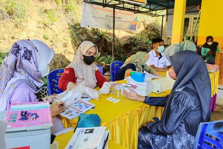 Petugas kesehatan Provinsi Gorontalo melakukan skrining Hepatitis pada ibu hamil. Diharapkan anak yang lahir dari ibu pengidap Hepatiris tidak tertular
