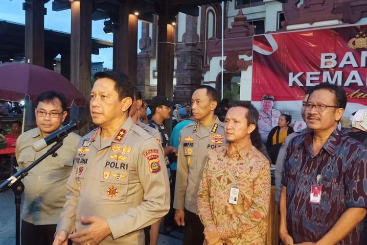 Kapolda Bali Irjen Putu Jayan Danu Putra saat ditemui di Pasar Badung, Kota Denpasar, Bali, dalam kegiatan Bakti Sosial dan Pasrah Murah Polda Bali, pada Kamis (12/4/2023). Kompas.com/ Yohanes Valdi Seriang Ginta