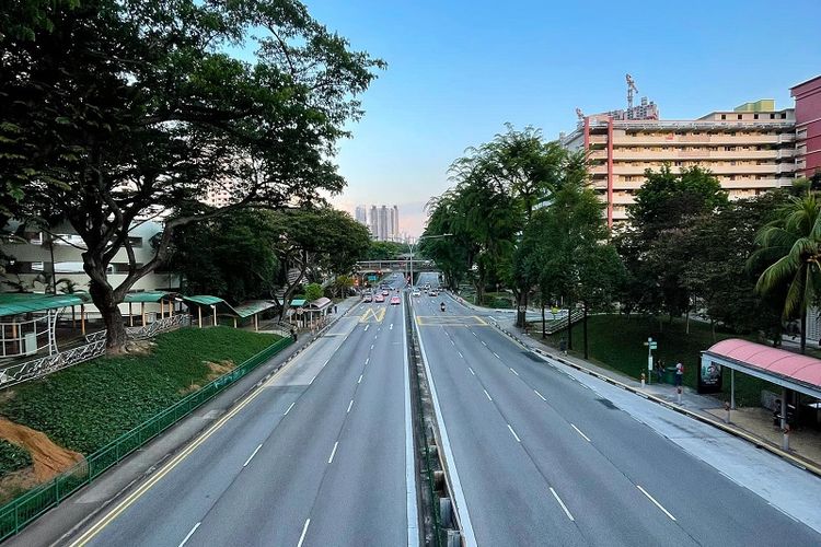 Jalan Bukit Merah, Singapura terlihat lengang kendaraan pada Selasa sore (21/9/2021), pukul 18.32 waktu setempat. Singapura kembali mengumumkan pembatasan sosial setelah angka harian kasus Covid-19 memecahkan rekor menembus angka tertinggi sejak pandemi pada Kamis (23/9/2021)
