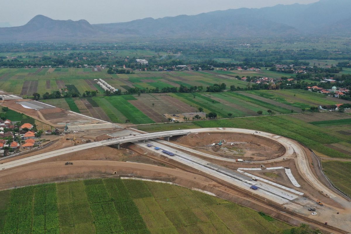 Kerja sama operasi (KSO) PT Hutama Karya Infrastruktur (HKI), PT Acset Indonusa Tbk (Acset), dan PT Nindya Karya (NK) sedang mengerjakan Jalan Tol Probolinggo-Banyuwangi (Probowangi) Paket II STA 09+000 sampai dengan STA 20+200 sepanjang 11,20 km.