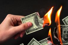 Buktikan Kekayaan dengan Membakar Uang, Dua Pria Ditangkap Polisi