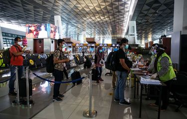 Petugas memeriksa berkas kelengkapan untuk penerbangan di terminal 3 Bandara Soekarno-Hatta, Tangerang, Banten, Selasa (12/5/2020). PT Angkasa Pura II mengeluarkan tujuh prosedur baru bagi penumpang penerbangan rute domestik selama masa dilarang mudik Idul Fitri 1441 H di Bandara Internasional Soekarno-Hatta.