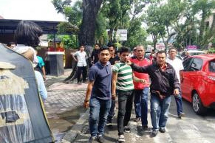 Pelaku jambret dihajar warga di Jalan Wahid Hasyim Medan. Pelaku gagal menjambret tas salah seorang tamu Harian Tribun Medan.