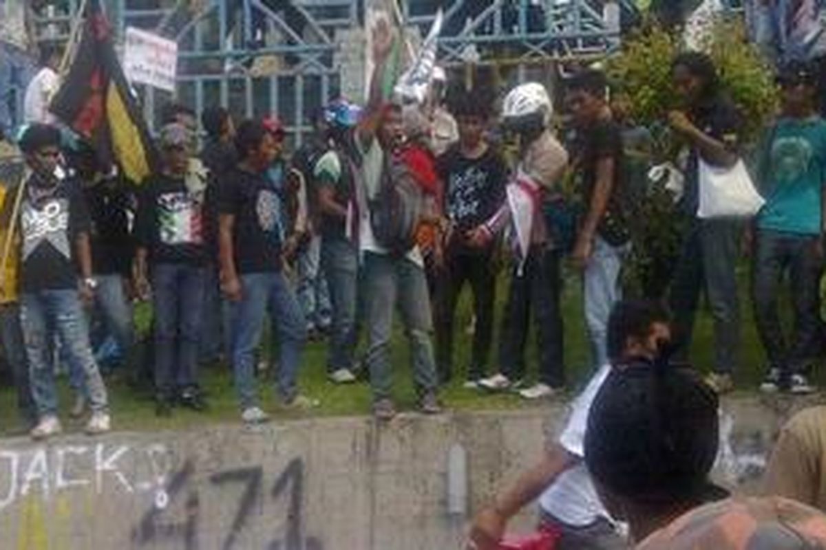 Selasa (27/03/2012), ratusan pendemo dari berbagai elemen mahasiswa, menduduki kantor DPRD Kota Ternate.