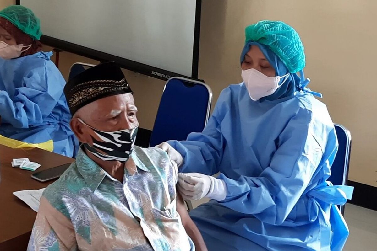 Ilustrasi warga disuntik vaksin booster. Berikut lokasi vaksin booster di Medan bulan April 2022.