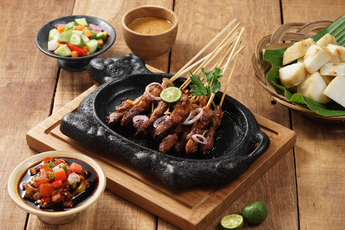 Ilustrasi hot plate yang dijadikan wadah saji makanan hangat.