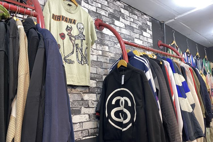 Thrifting di Blok M, Ini 5 Item Fesyen Terlarisnya