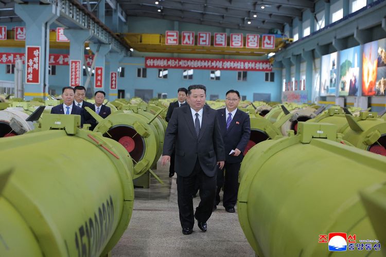 Pemimpin Tertinggi Korea Utara Kim Jong Un saat mengecek langsung produksi roket pemusnah musuh di pabrik senjata yang tak disebutkan lokasinya, Jumat (26/12/2025).