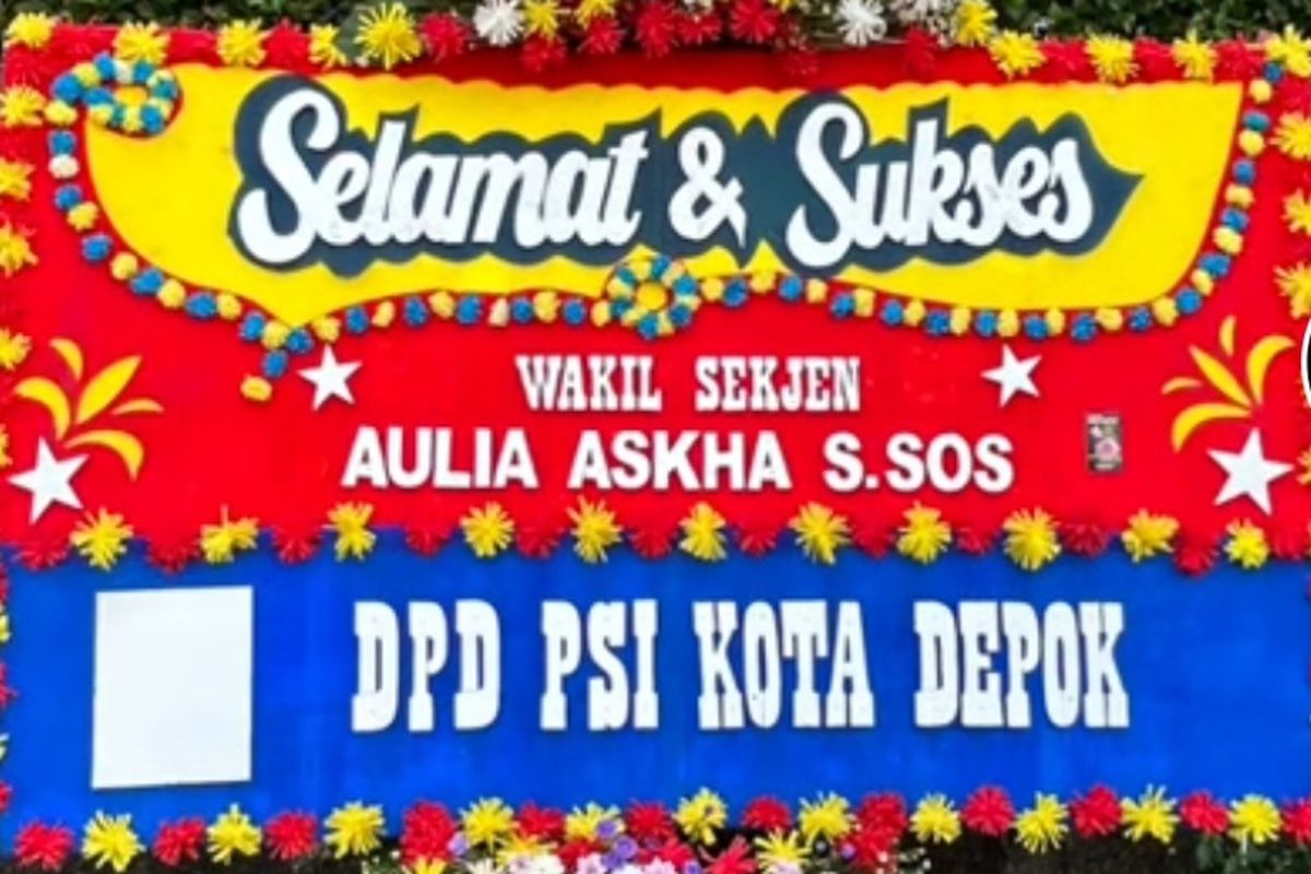 Penampakan karnagan bunga yang logo Partai Solidaritas Indonesia (PSI)-nya sudah dicabut saat dipajang di Hotel Bumi Wiyata, Depok, sebagai ucapan selamat kepada Aulia Askha selaku Wakil Sekretaris DPD PSI Kota Depok, Minggu (23/7/2023). 