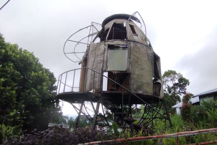 Homepod, perumahan portabel berbentuk rumah telur yang dibangun Kemenparekraf RI di Desa Wisata Liang Dara, Kecamatan Mbeliling, Kabupaten Manggarai Barat, NTT, sudah rusak. 
