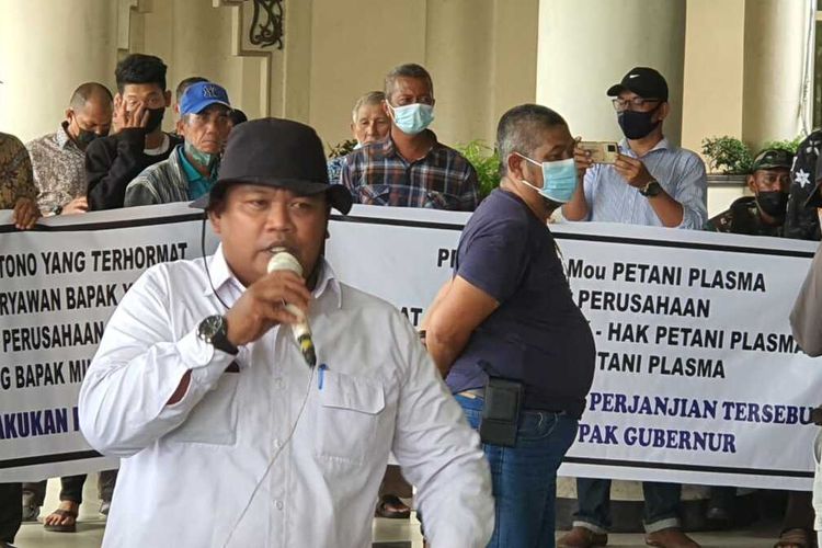 Puluhan petani plasma perkebunan kelapa sawitdi Kabupaten Mempawah, Kalimantan Barat (Kalbar) geruduk kantor DPRD Kalbar, Kamis (23/6/2022). Kedatangan petani ini untuk mengadukan nasib mereka. Selama 12 tahun bekerja sama, petani mengaku hanya mendapat hasil Rp 50.000 per hektar.