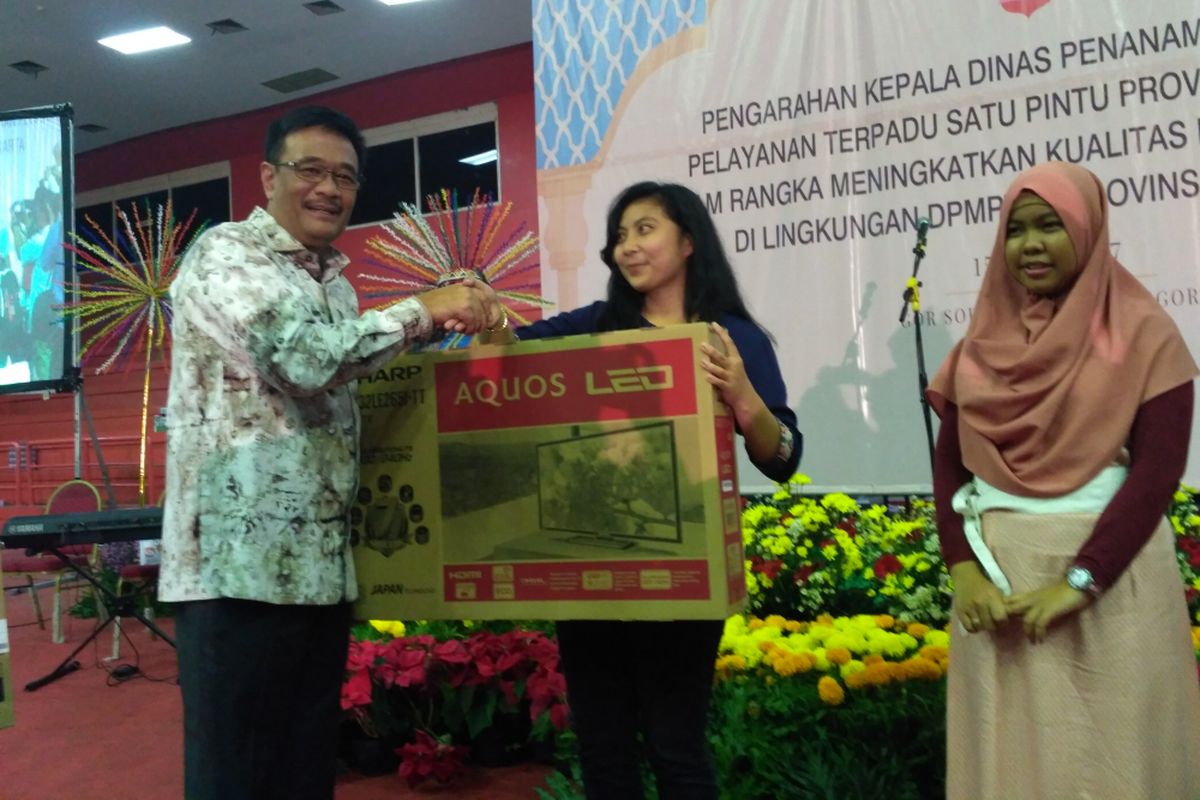 Gubernur DKI Jakarta Djarot Saiful Hidayat memberikan doorprize televisi untuk PHL Dinas Penanaman Modal dan PTSP di GOR Soemantri Brodjonegoro, Sabtu (15/7/2017). 